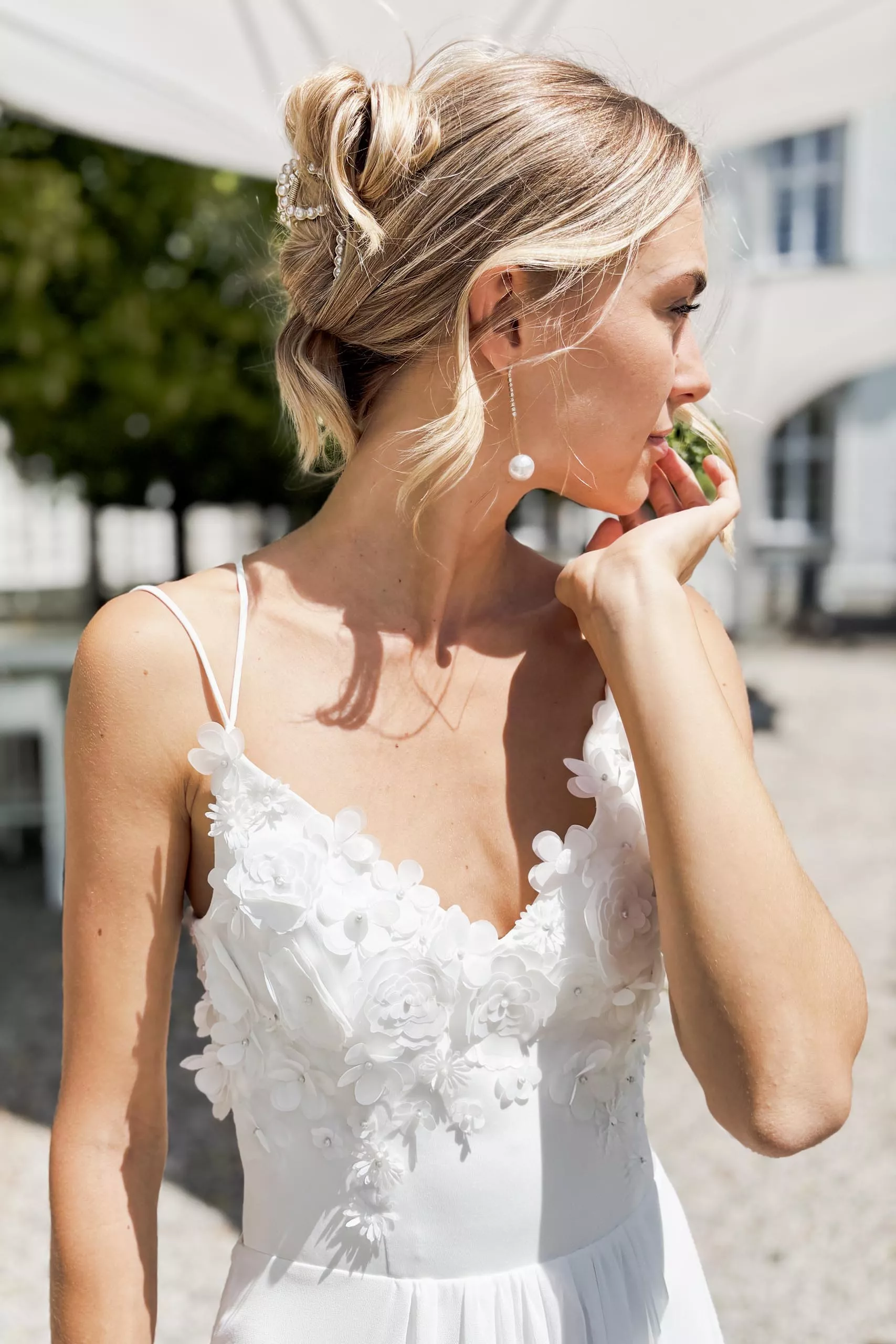 Braut im schlichten Kleid mit Verzierungen