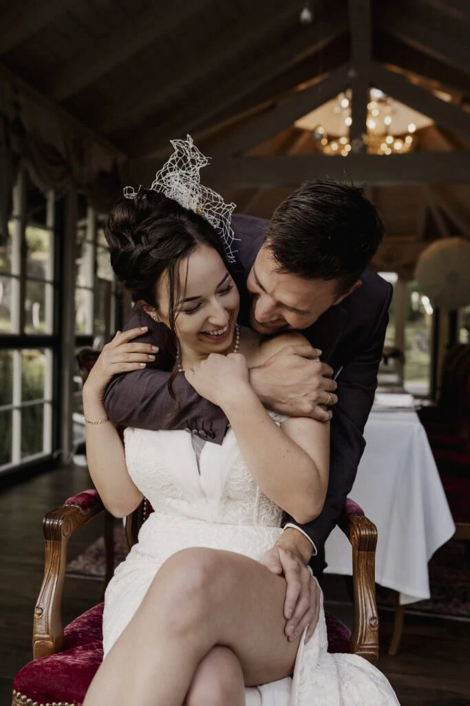 Ein verliebtes Paar umart sich - Hochzeitsplanung Conny Schwinger