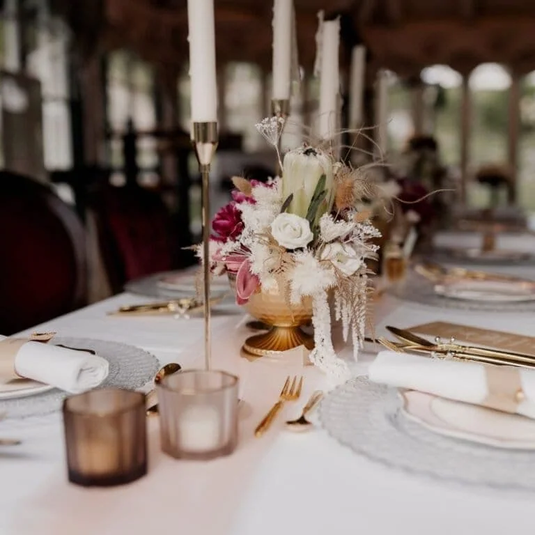 gedeckter Hochzeitstisch im Landhausstil