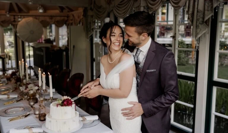 Brautpaar schneidet gemeinsam die Torte an