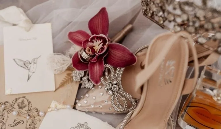 Hochzeitsschuhe, eine rote Blüte, Hochzeitskarten