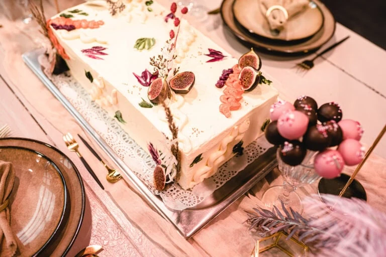 Hochzeitstorte rechteckig mit Früchten